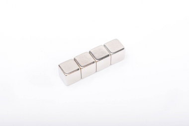 Magnety neodymové super silné - 10 x 10 x 10 mm / 4 ks